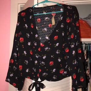 New with tags✨ American Eagle floral crop top